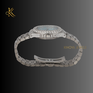 Exquisito reloj de diamantes Moissanite elaborado con precisión y lujo para aquellos que aprecian los relojes de calidad superior - Product Image 6