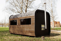 Runde Mobile Sauna-Kabine |   Verkohlte Holzverkleidung, Asphaltschindeldach & Holzofen-Schornstein |   Für 4-6 Personen geeignet