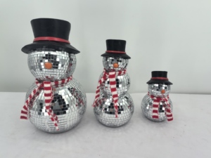 Decoración Navideña, Adornos Brillantes de Mosaico, Muñeco de Nieve de Poliresina, Estatuas de Pájaros Rojos en Bola de Discoteca - Product Image 2