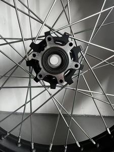 Set di Ruote Supermoto da 17'' per Talaria Komodo |   2.5x17 Anteriore + 3.5x17 Posteriore con Pneumatici <span class=keywords><strong>80</strong></span>/90-14 100/<span class=keywords><strong>80</strong></span>-17 - Product Image 3