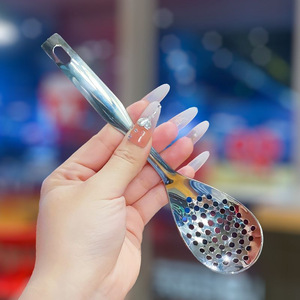 Cuchara para sopa de acero inoxidable con diseño de orificios de filtro para uso en la cocina - Product Image 4