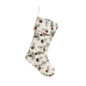 Chaussette de Noël matelassée personnalisée Monogramme 18 pouces, motif Baies de houx nordiques et Cône de pin, en toile verte, sac cadeau de décoration de Noël - Product Image 3
