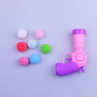 Lanceur de balles pompon bicolores Macaron, jouet interactif en plastique pour chat, mini blaster de tir pour l'exercice intérieur des chatons
