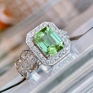 Anello Vintage di Lusso Rettangolare per Donne, Gioiello Audace da Indossare all'Indice - Product Image 1