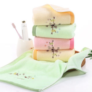 Set di <span class=keywords><strong>asciugamani</strong></span> <span class=keywords><strong>con</strong></span> asciugamano per il viso ricamato iniziale asciugamano da bagno per gli ospiti <span class=keywords><strong>con</strong></span> <span class=keywords><strong>iniziali</strong></span> <span class=keywords><strong>ricamate</strong></span> - Product Image 2