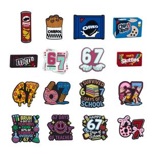 Nouveautés : Breloques <span class=keywords><strong>pour</strong></span> <span class=keywords><strong>chaussures</strong></span> Nostalgic 67, style streetwear, ensemble de breloques mignonnes et audacieuses <span class=keywords><strong>pour</strong></span> sabots 2D, breloques en forme de collation et de nourriture, vente en gros - Product Image 1