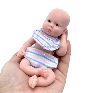 Adorable poupée bébé <span class=keywords><strong>reborn</strong></span> <span class=keywords><strong>en</strong></span> <span class=keywords><strong>silicone</strong></span> de 6 pouces, corps entier, nouveau-né, <span class=keywords><strong>pas</strong></span> <span class=keywords><strong>cher</strong></span>, peinte à la main - Product Image 5