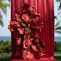 D'énormes fleurs en papier crêpe personnalisées au design géant coloré fait à la main pour les décorations de plafond d'événement de mariage