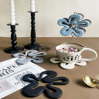 Sous-verres isolants en silicone à motif floral simple 2026 – Tapis de cuisine modernes résistants aux hautes températures pour la maison