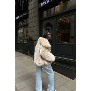 Manteau long vintage en fourrure de renard blanc cassé, coupe ajustée, avec boutons et décorations imprimées, en EVA teint par méthode de tissage. - Product Image 1