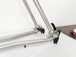 Cadre de vélo en titane 700C avec transmission par courroie, séparateur Rohloff, patins coulissants pour la conduite sur gravier - Product Image 6