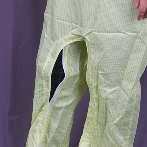 Gele mesh cleanroom overall met oorkap, speekselbeschermer, ID-gesp en zak voor precisieproductie - Product Image 4