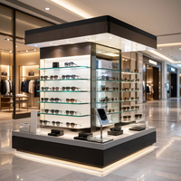 Moderner Brillen-Präsentationsstand mit LED-beleuchteter Glasvitrine und individuellem Logo für Optikgeschäfte