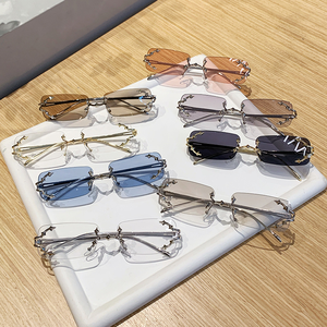 Gafas de Sol Personalizadas con Logotipo 2026, Montura Pequeña con Patillas Metálicas para Hombre y Mujer, Lentes Coloridas con Protección UV400, Gafas de Sol Cuadradas sin Montura - Product Image 6