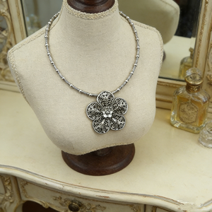 Collar de Plata Miao con Flor de Filigrana, Cadena Étnica <span class=keywords><strong>Hmong</strong></span> con Cuentas Delicadas, Colgante Floral Vintage Hecho a Mano, Regalo de Flor Calada - Product Image 2