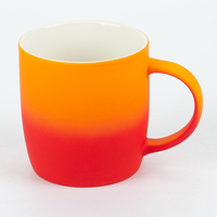 Nouvelle tasse enduite de caoutchouc de toucher doux de souvenir de diverses couleurs de porcelaine d'os