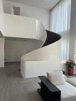 Escaliers en spirale modernes en acier et verre sur mesure avec rampe en fer forgé |   Escalier métallique intérieur durable pour villa