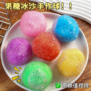 La balle de smoothie au fructose a une texture plastique et fait un bruit crépitant lorsqu'on la pince. - Product Image 1