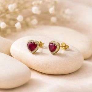 Pendientes de lujo con corazón de rubí y halo de circonitas brillantes, piedra preciosa roja natural en plata de ley 925 o oro laminado de 18 quilates, estilo minimalista. - Product Image 4