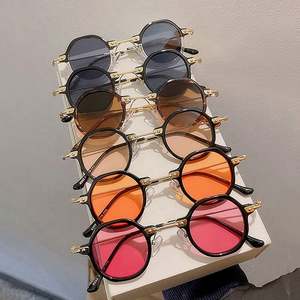 Vente en gros de lunettes de soleil rétro à monture fine anti-lumière bleue, lunettes de soleil polygonales rondes punk pour femmes et hommes - Product Image 3