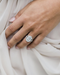 Bague de fiançailles vintage en diamant de laboratoire taille ovale avec halo, style alliance unique, plaqué rhodium, luxe - Product Image 2