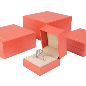 Estuche de Anillo con Diseño Cuadrado Naranja Avanzado, Set de Regalo con Cajas para Joyería de Oreja, Uñas y Collares - Product Image 1