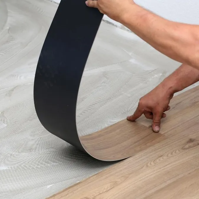 Heimdekoration Produktion Großhandel Abdeckung Kunststoff-Laminat-Bodenbelag Klebeblatt LVT-Bodenbelag Trockene Rückseite PVC-Vinyl-Bodenbelag