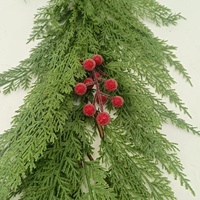 Guirlande de Noël en plastique avec feuilles de cyprès et baies rouges, 100 cm, effet réaliste, pour la décoration festive de la maison