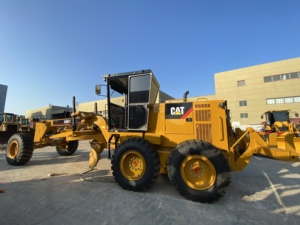 รถเกรดเดอร์ CAT 140H มือสองจากญี่ปุ่น สภาพดีเยี่ยม พร้อมอุปกรณ์ริปเปอร์ด้านหลังสำหรับงานปรับระดับถนน - Product Image 3