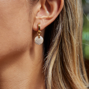 Pendientes de aro con colgante redondo de cristal en tono dorado, de acero inoxidable, para uso diario - Product Image 3