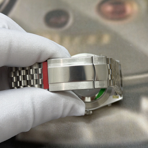 Montre mécanique pour homme de haute qualité, avec bracelet à cinq maillons, boîtier en acier inoxydable, lunette moletée et verre saphir. - Product Image 3