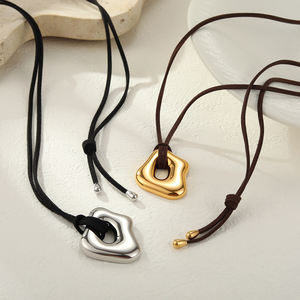 Модное ювелирное изделие: длинное ожерелье из нержавеющей стали с полированной геометрической подвеской на кожаном шнурке, женское, в наличии. - Product Image 4