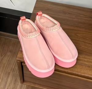 Botas de nieve rosas de gamuza con ribete de crochet, plataforma, sin cordones, forradas de lana, cálidas para invierno, tipo mules para mujer - Product Image 4