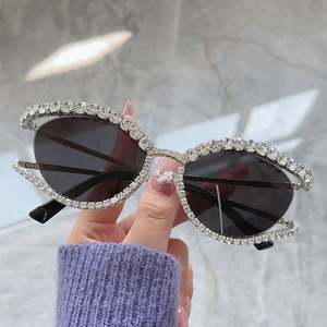 Lunettes de soleil œil de chat pour femme, monture métallique de luxe, strass et cristaux, personnalisables avec logo, collection 2025 - Product Image 4