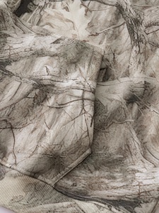 เสื้อฮู้ดดี้สปอร์ตแวร์ลายพรางแบบกำหนดเอง พิมพ์ลายดิจิทัล สำหรับผู้ชาย พิมพ์ลายสกรีน โลโก้แบบนูน เนื้อผ้าหนา สไตล์สตรีทแวร์ - Product Image 3