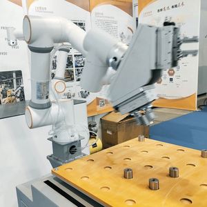 Bras robot collaboratif à 6 axes HWINT, conception avancée, sécurité intégrée, pour l'automatisation collaborative homme-machine - Product Image 1
