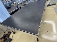 Plateforme de scène modulaire portable en aluminium avec cadres à fixation Velcro pour un assemblage rapide sans outils, en aluminium 6082-T6