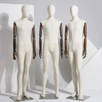 Maniquí Masculino de Alta Calidad con Revestimiento de Tela Plástica y Manos de Madera, en Poses de Pie y Sentado, para Exhibición en Vitrinas