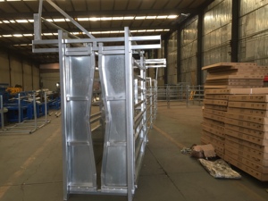 Équipement d'élevage d'animaux de ferme, de ranch et vétérinaire, étrier de compression pour bétail en acier robuste, modèle 3D, vérifié par Pro Outlet - Product Image 3