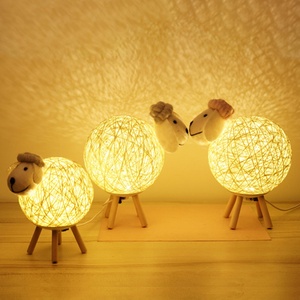 Lampe de nuit adorable, abat-jour tissé à la main, lampe lune, décoration de chevet de chambre, veilleuse LED mouton - Product Image 1