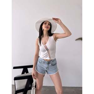 DEFILE Blouse noire sans manches avec détails en tulle et décolleté sur la poitrine - Top élégant pour femme 100% coton pour l'été - Product Image 1