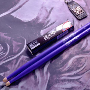 Baqueta de Hickory 5A con Punta de Acorn, 406 mm de Longitud, Color Morado con Revestimiento Suave Antideslizante - Product Image 1