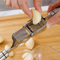 Hot Selling 304 Roestvrijstalen Handmatige Crusher Trending Keuken Accessoires Tool Knoflook Dunschiller Borstel Gemberpers Voor Groenten