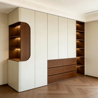 Panneaux de porte en bois massif de couleur claire, personnalisés et modernes, avec étagères en bois et tiroirs apparents pour armoires de chambre.
