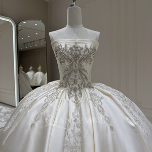 Vestido de Quinceañera Xx82 Personalizado, Moderno y Lujoso, Color Marfil, Sin Tirantes, de Satén, con Apliques de Cristal y Cuentas, Cola de Capilla, Sujetador Incorporado - Product Image 3