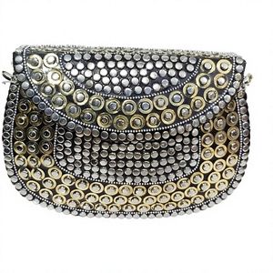 Bolso de mano elegante y moderno hecho a mano para mujer, de calidad premium, con cuentas metálicas, redondeado, en oro, plata y piedras, para la noche. - Product Image 1