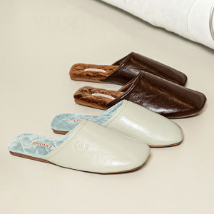 Pantoufles de luxe en cuir PU brillant, doublées de coton, chaudes, antidérapantes, semelle en caoutchouc, chaussures d'intérieur pour hommes et femmes, automne et hiver - Product Image 1