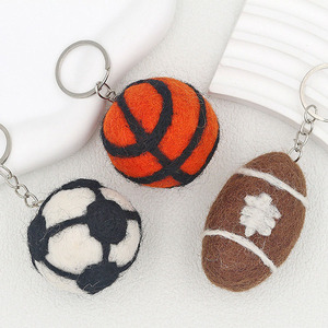 Ciondolo in feltro di lana fatto a mano a tema calcio, basket, tennis, rugby, ping pong, divertente e simpatico, da appendere alla borsa o come portachiavi - Product Image 4