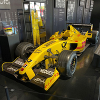 Escultura Personalizada de Fibra de Vidrio Proceso de Fibra de Carbono Simulación de Coche de Carreras Fórmula 1 Modelo 1:1 Decoración Artesanal en Resina