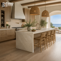 Meubles de cuisine modernes bio BEIMEI en chêne blanc naturel, avec îlot en quartzite Taj Mahal et éléments de menuiserie Villa Millwork